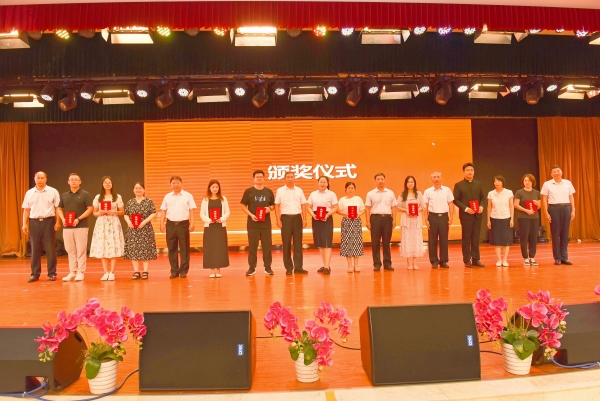 6学校班子成员为获奖教师颁奖2_副本