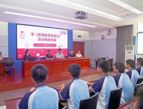 1郑州市第十九高级中学举行法治宣传进校园活动_副本