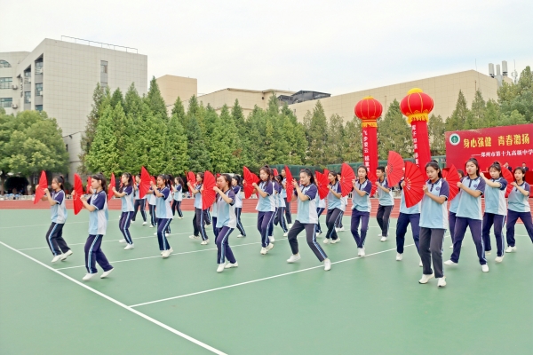 0焦点啦啦操社同学为师生表演舞蹈_副本