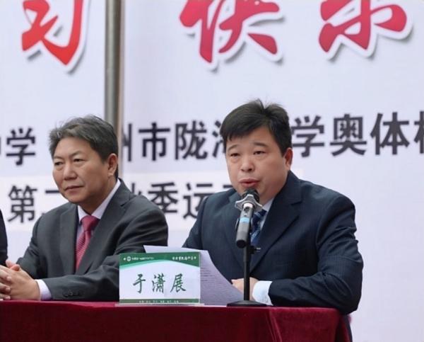 第2：郑州市陇海中学教育教学负责人于潇展主持开幕式_副本
