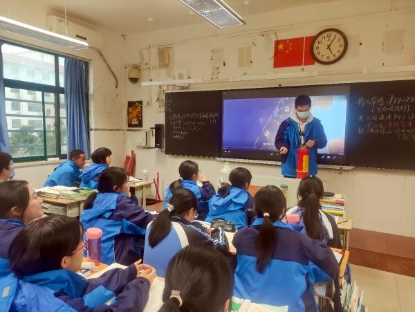 6“预防为主，生命至上”主题班会及消防器材使用演示_副本