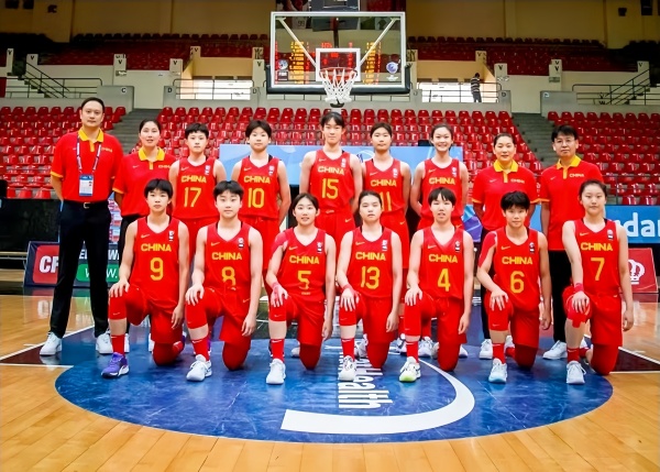 1参加亚洲U16女子篮球锦标赛的国家队队员和教练合影。右三为郑州市第十九高级中学女篮队员黄豆同学。_副本
