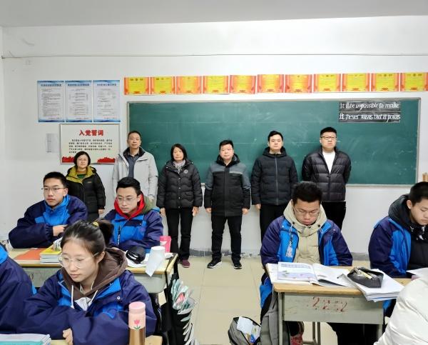 10奥体校区教师入班参加开学典礼_副本
