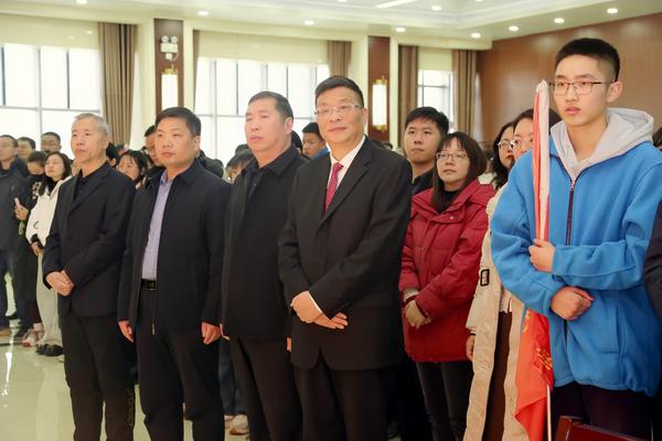 5学校领导参加成人礼