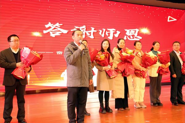 9教师代表杨永久为学生送祝福，愿你、我、我们所求皆所愿。