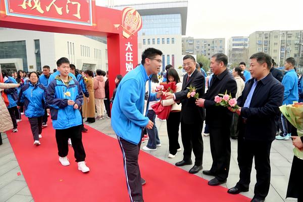 11学校领导鼓励高三学子送上祝福