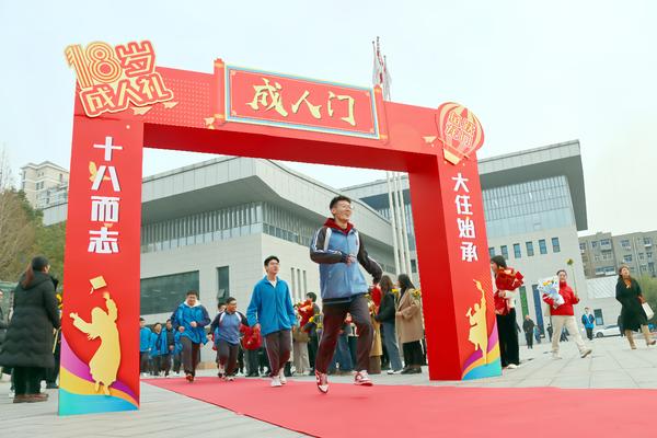 12高三学子跨过”成人门“ (1)