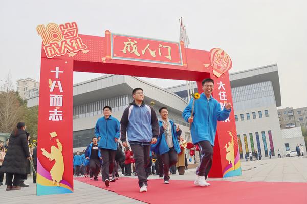 12高三学子跨过”成人门“ (2)