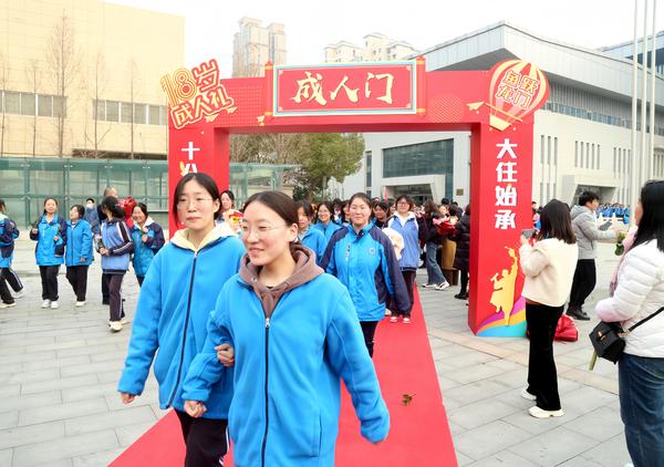 12高三学子跨过”成人门“ (3)
