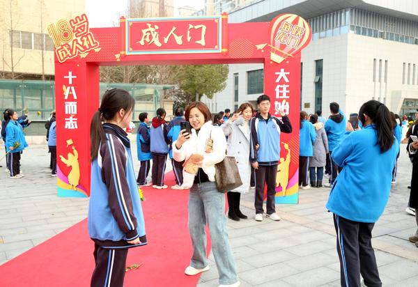 13家长和孩子合影留念 (1)