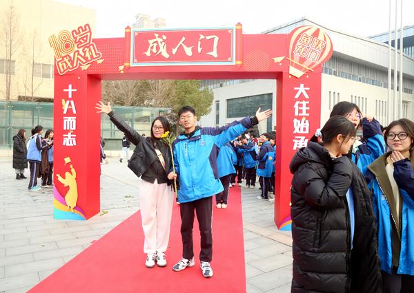 13家长和孩子合影留念 (2)