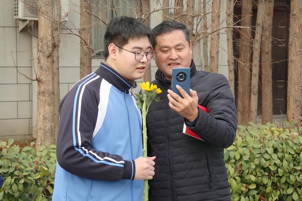 13家长和孩子合影留念 (3)