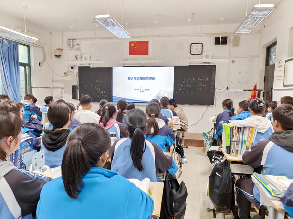 学生收看近视防治直播讲座_副本