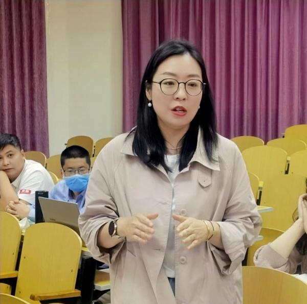4郑州市第十九高级中学英语教研组长付云凤点评_副本