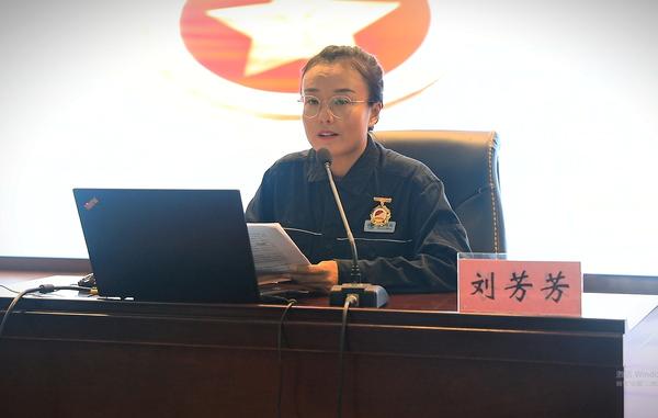 2河南省劳动模范、国网河南省电力公司巾帼建功标兵、优秀共产党员、技能培训中心培训师刘芳芳作报告