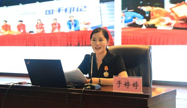 3郑州市五一劳动奖章，全国技术能手、河南省技术能手、郑州市高技能人才、省市级技能竞赛优秀辅导教师、郑州财经技师学院旅游与酒店管理专业教师于婷婷作报告