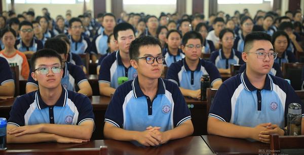 同学们认真聆听劳模事迹