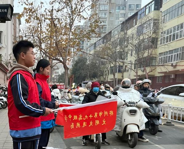 3志愿者在陇海路兴华街路口进行交通指引_副本
