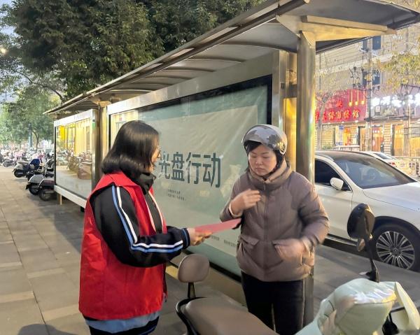 志愿者向电动车驾驶员宣传交通安全知识_副本