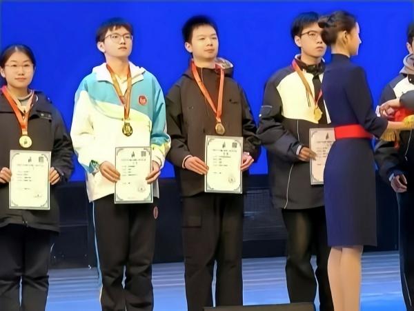 3郑州市第十九高级中学学子李金骋同学、郑州市陇海中学学子李俊展鹏同学上台领奖。_副本