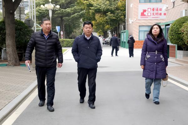 副校长李伏庆陪同检查组实地查看校园