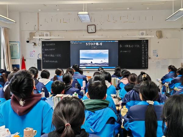 2各年级各班级同学认真观看心理健康教育讲座直播_副本