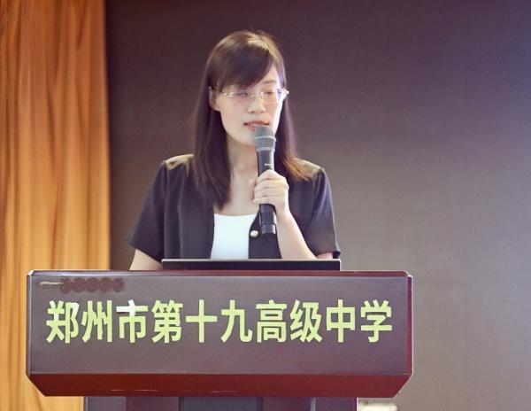 郑州龙湖一中教研组长刘丰玲进行经验交流_副本1