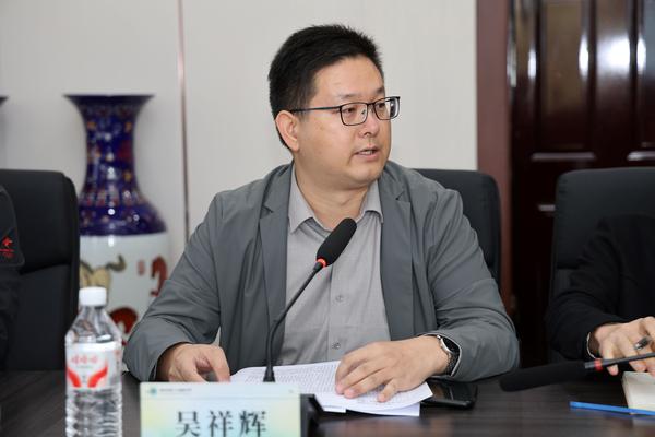 4政教处主任吴祥辉主持会议