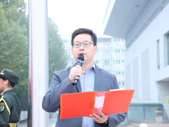于国旗下明方向，在表彰中蓄力量郑州市第十九高级中学举行升旗仪式暨表彰大会