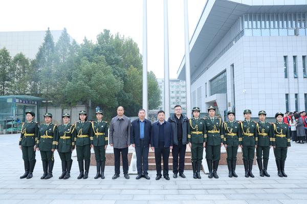 校领导与女子国旗班合影