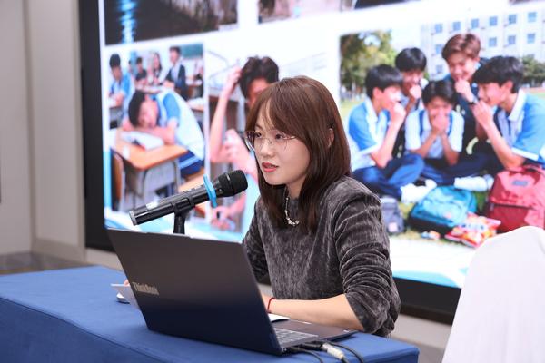 4高二年级班主任代表袁振华老师发言