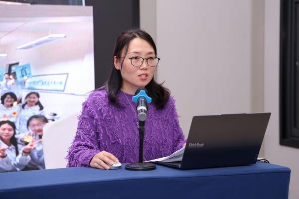 5高三年级班主任代表赫君老师发言