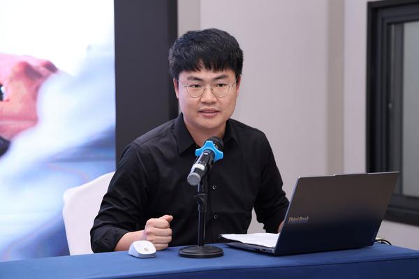 9高二年级长张可老师发言