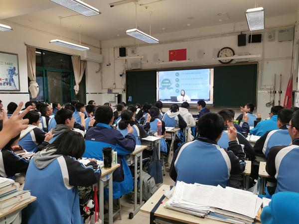 2.同学们积极参加热身互动 2.同学们积极参加热身互动