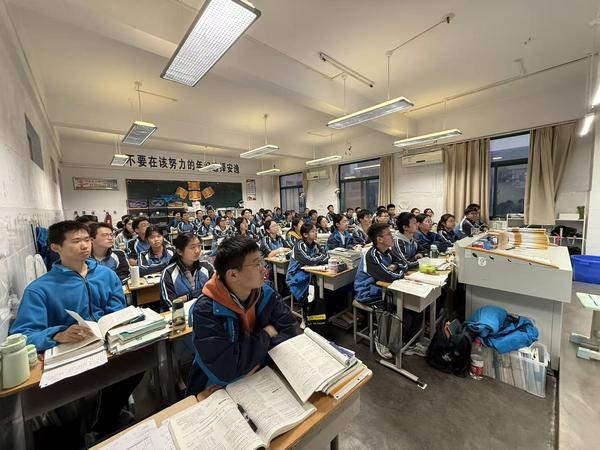 5.同学们认真聆听心理讲座 5.同学们认真聆听心理讲座