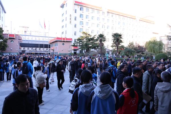 家长会现场 外(2)