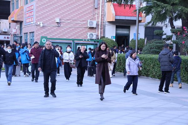 家长会现场 外(3)