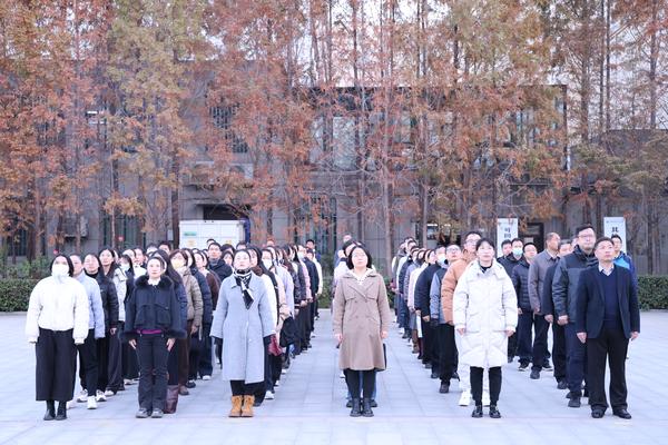 1升旗仪式教师队伍