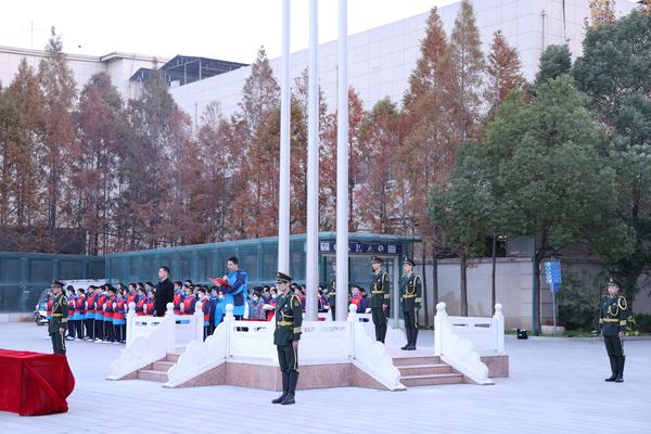 升旗仪式现场 (2)