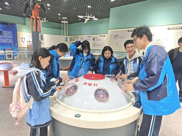 7学生参观体验 (4)