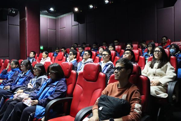 学生4D影院观影