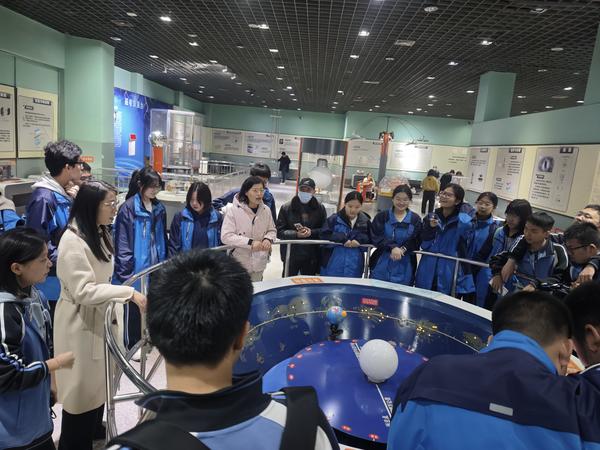 1杜甫英老师为学生讲星座知识