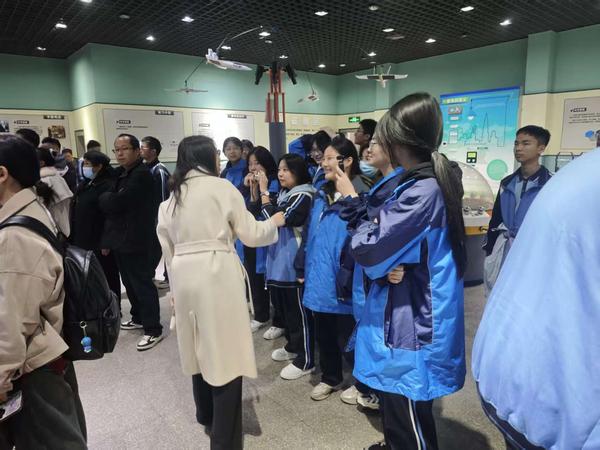 2赵小果老师给学生们讲解地理知识