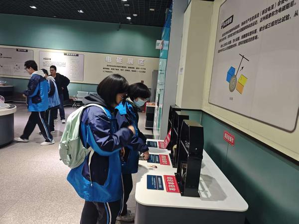 6学生参观体验 (3)