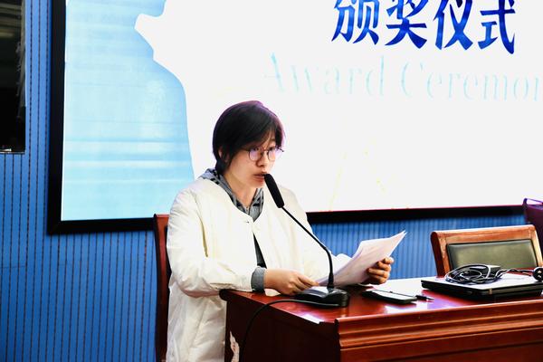 李长露老师主持颁奖仪式