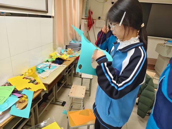 学生精心布置展品 (3)