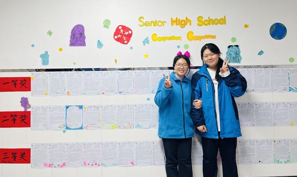 学生精心布置展品 (2)