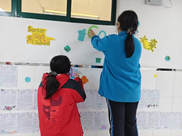 学生精心布置展品 (5)