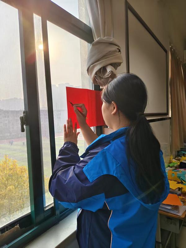 学生精心布置展品 (4)