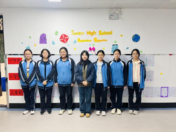 学生精心布置展品